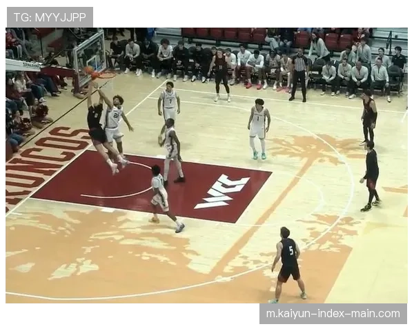 深圳内线防守强度不足 被辽宁多次冲击篮下成功 深圳内线防守强度不足 被辽宁多次冲击篮下成功